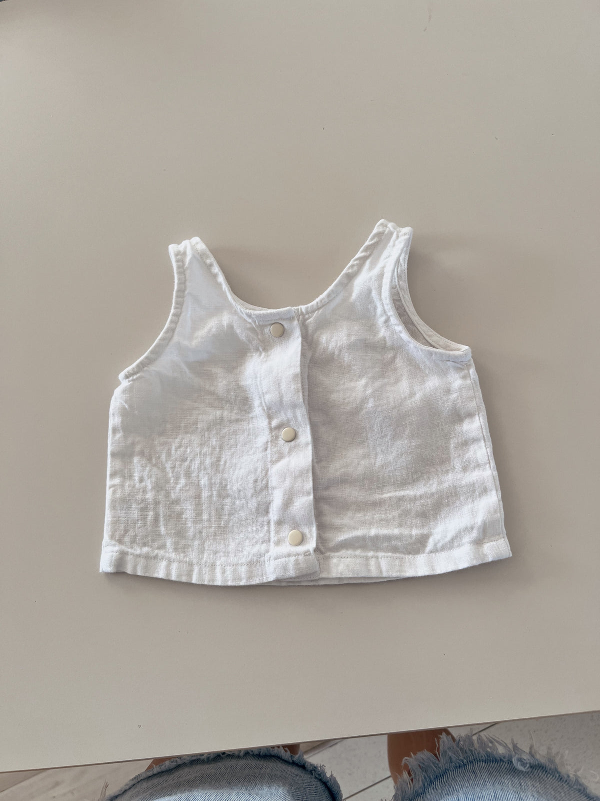 White linen singlet 6-12 months (pre loved)