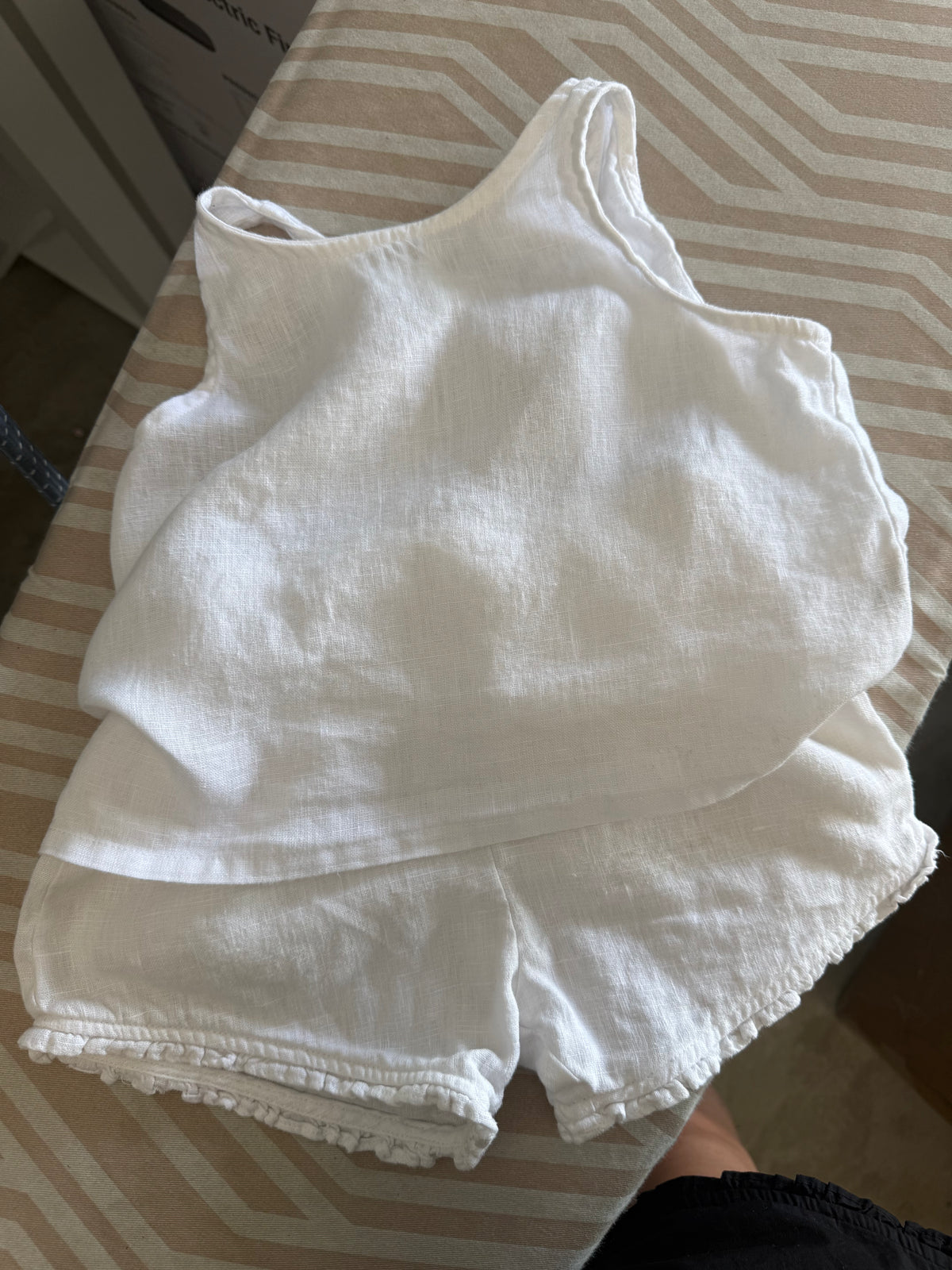Singlet and frill shorts set size 4 (pre loved)